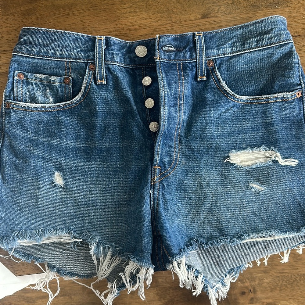 Levi distressed Jean shorts size 28
